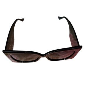 Chic Black Cat-Eye Sunglasses
